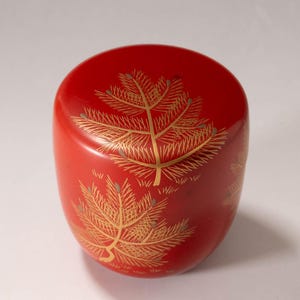 Scatola da tè Natsume lacca rossa Urushi: Gold Pine Maki-e, Akasaka Katsuro, Showa Era