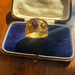 Vintage 22K Solid Gold Synthetic Ruby Ring – 1.45ct Oval Ruby – Baroque Inspired Wide Band – Statement Ring