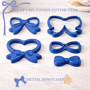 Puede incluir: Conjunto de cuatro cortadores de galletas azules con forma de lazo. Los cortadores presentan varios diseños de lazos, incluido un lazo en forma de corazón. El texto "SET OF 4 STL COOKIE CUTTER FILES" y "DIGITAL DOWNLOAD" es visible.