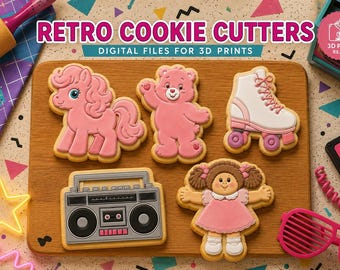 Op de afbeelding: Vijf koekjesvormen op een houten plank, waaronder een roze pony, een roze beer, een witte rolschaats, een grijze boombox en een pop in een roze jurk. De tekst luidt RETRO COOKIE CUTTERS DIGITAL FILES FOR 3D PRINTS en 3D PRINT READY.