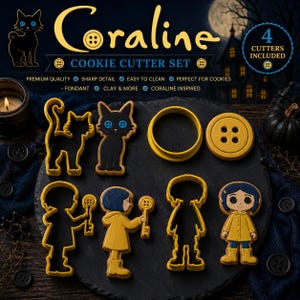 Pode incluir: Um conjunto de cortadores de biscoitos Coraline com quatro moldes de plástico amarelo e quatro biscoitos decorados correspondentes. As formas incluem um gato preto, um botão, uma personagem com uma chave e uma personagem de capa amarela.