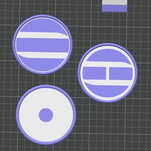 Pu&ograve; includere: Tre oggetti circolari con uno schema di colori viola chiaro e bianco. Un oggetto presenta due strisce bianche orizzontali, un altro mostra una striscia bianca orizzontale con un connettore verticale e il terzo &egrave; un cerchio bianco con un centro viola.