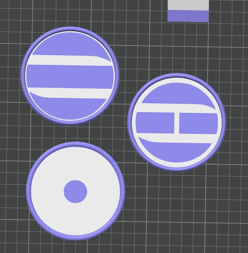 Pu&ograve; includere: Tre oggetti circolari con uno schema di colori viola chiaro e bianco. Un oggetto presenta due strisce bianche orizzontali, un altro mostra una striscia bianca orizzontale con un connettore verticale e il terzo &egrave; un cerchio bianco con un centro viola.