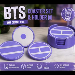 Pu&ograve; includere: Un set di sottobicchieri circolari viola e bianchi con un supporto abbinato. I sottobicchieri presentano disegni geometrici con un punto centrale e barre orizzontali. Il testo nell'immagine riporta BTS COASTER SET & HOLDER e 3D PRINT READY.