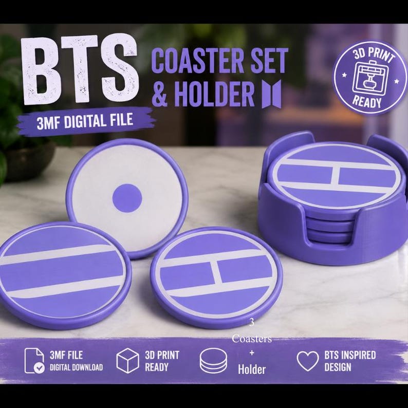 Pu&ograve; includere: Un set di sottobicchieri circolari viola e bianchi con un supporto abbinato. I sottobicchieri presentano disegni geometrici con un punto centrale e barre orizzontali. Il testo nell'immagine riporta BTS COASTER SET & HOLDER e 3D PRINT READY.