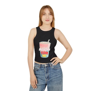 Damen Micro Rib Racer Tank Top mit Milchtee Design - Perfekt für den Sommer, Freizeitkleidung, Geschenk für Teeliebhaber, Urlaubs Outfit, trendiger Tank