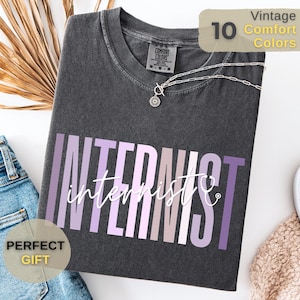 Maglietta per internisti Comfort Colors®, regalo per internisti per lei, maglietta per dottoressa, maglietta per personale medico, maglietta rosa per medici, maglietta unisex
