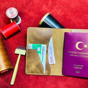 Almach - Leder Passport Cover - Brieftasche/Etui/Halter/Abdeckung/Pflanzlich gegerbtes Leder/Reise-Kartenhalter/Für Karte, Ausweis und Dokumente.