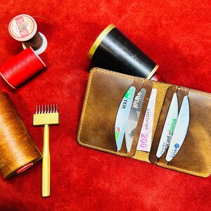 Merope - Horizontaler Kartenhalter aus Leder / Handgefertigte faltbare Lederbrieftasche mit sechs Taschen / Drei Taschen auf jeder Seite / 6 8 Karte und faltbares Bargeld