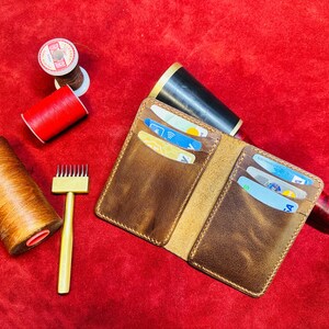 Orion - Vertikaler Kartenhalter aus Leder / Handgefertigte faltbare Lederbrieftasche mit sechs Taschen / drei Taschen auf jeder Seite / 6 8 Karte und faltbares Bargeld.