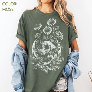 Camisa con calavera floral y colores cómodos, camisa gótica con esqueleto de margaritas, camisa con flores silvestres de brujas grabadas en linóleo, ropa gótica grunge, regalo gótico alternativo imagen 4
