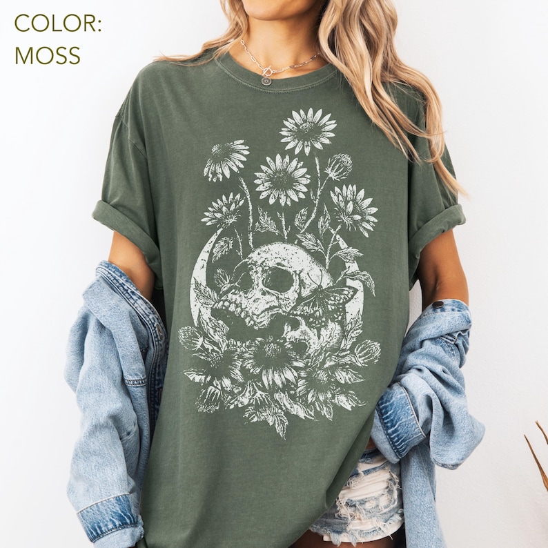 Camisa con calavera floral y colores cómodos, camisa gótica con esqueleto de margaritas, camisa con flores silvestres de brujas grabadas en linóleo, ropa gótica grunge, regalo gótico alternativo imagen 4