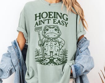 Hacken ist nicht einfach Shirt Komfortfarben, lustiges Frosch Gartenarbeit T-Shirt, Cottagecore Kröte Shirt, Bauer Geschenk, Pflanzenliebhaber Shirt, Geschenk für Gärtner