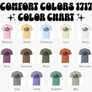 Puede incluir: Una carta de colores con camisetas Comfort Colors 1717 en varios tonos. La carta incluye colores como Blossom, Butter, Chambray e Ivory, cada uno con un gr&aacute;fico de mapache. El texto "COLOR CHART" se muestra encima de las muestras de color.