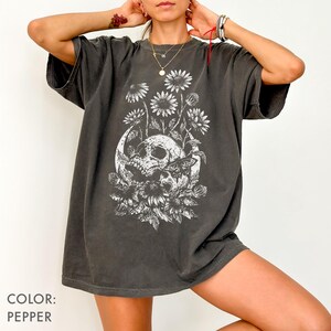 Camisa con calavera floral y colores cómodos, camisa gótica con esqueleto de margaritas, camisa con flores silvestres de brujas grabadas en linóleo, ropa gótica grunge, regalo gótico alternativo imagen 3