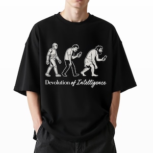 知能の退化 ユニセックスTシャツ – 面白いAIとテクノロジーのユーモア、スマートフォンの進化ミーム – Gildan 5000