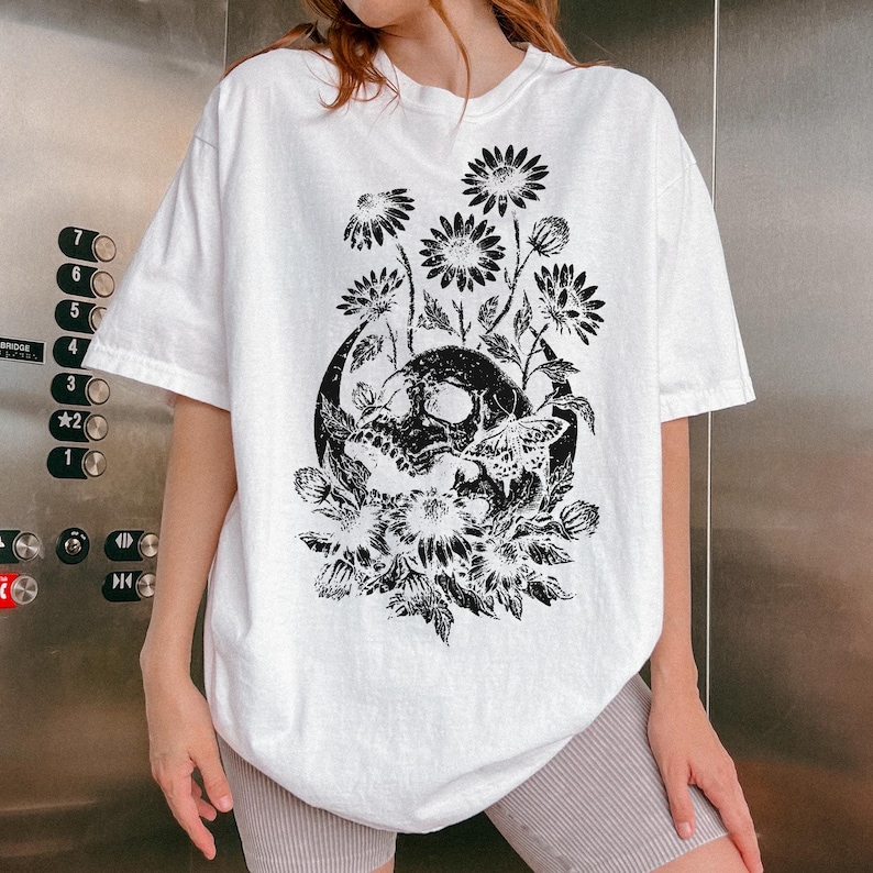 Camisa con calavera floral y colores cómodos, camisa gótica con esqueleto de margaritas, camisa con flores silvestres de brujas grabadas en linóleo, ropa gótica grunge, regalo gótico alternativo imagen 6
