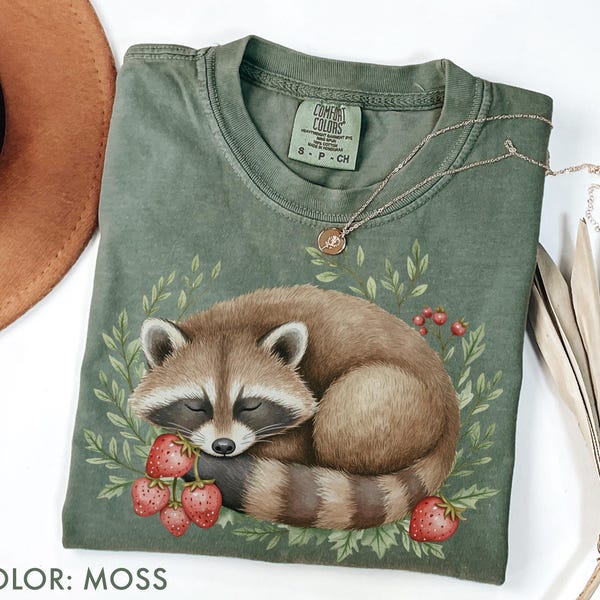 Camiseta de mapache fresa Comfort Color®, camiseta con animales del bosque, camiseta con flores de mapache, camiseta con bosque estilo cottagecore, camiseta con flores silvestres de la naturaleza