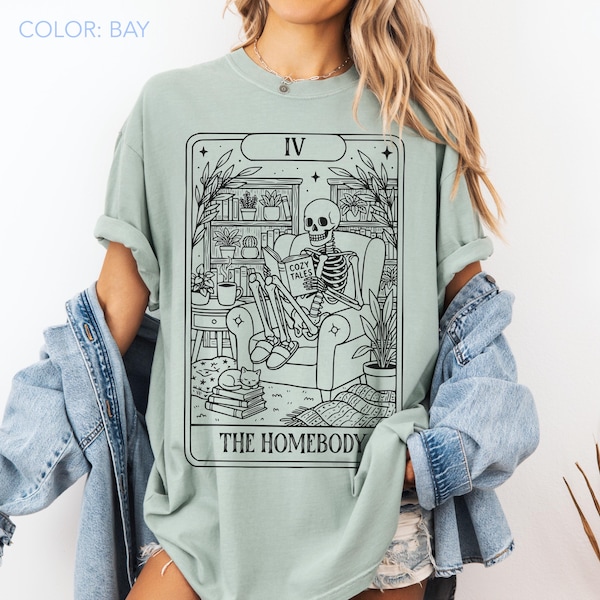 Camiseta Homebody Tarot Card Comfort Colors®, Camiseta Esqueleto Introvertido, Camiseta Divertida Antissocial, Camiseta para Ansiedade Social, Presente Aconchegante para Amantes de Livros