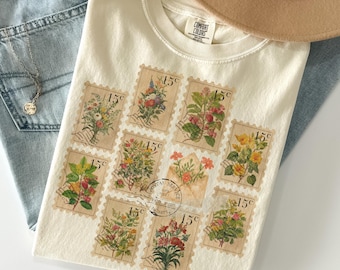 Koszulka z kwiatowymi znaczkami pocztowymi w stylu vintage, Comfort Colors, botaniczna wiosenna koszulka pocztowa z kwiatowym motywem, estetyczna koszulka Cottagecore Nature, koszulka z dzikimi kwiatami