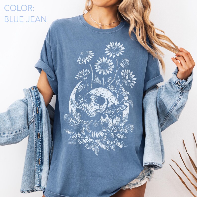 Camisa con calavera floral y colores cómodos, camisa gótica con esqueleto de margaritas, camisa con flores silvestres de brujas grabadas en linóleo, ropa gótica grunge, regalo gótico alternativo imagen 5