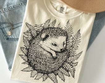 Camiseta con estampado de erizo Comfort Colors®, camiseta de animales del bosque, camiseta estilo cottagecore con temática de bosque, regalo acogedor para amantes de la naturaleza, camiseta con estampado botánico de helechos.