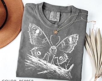 Maglietta Vintage Moth Comfort Colors, Maglietta Linoleografia Butterfly, Maglietta Gothic Insect, Maglietta Cottagecore, Maglietta Nature Aesthetic, Maglietta Dark Academia