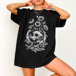 Camisa con calavera floral y colores cómodos, camisa gótica con esqueleto de margaritas, camisa con flores silvestres de brujas grabadas en linóleo, ropa gótica grunge, regalo gótico alternativo imagen 1