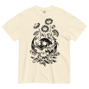 Camisa con calavera floral y colores cómodos, camisa gótica con esqueleto de margaritas, camisa con flores silvestres de brujas grabadas en linóleo, ropa gótica grunge, regalo gótico alternativo imagen 7