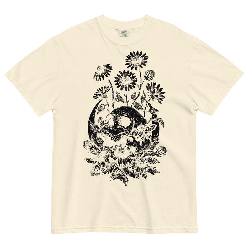 Camisa con calavera floral y colores cómodos, camisa gótica con esqueleto de margaritas, camisa con flores silvestres de brujas grabadas en linóleo, ropa gótica grunge, regalo gótico alternativo imagen 7