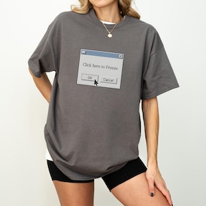 Klicken Sie hier, um Unisex T-Shirt | Retro-Tech-Nostalgie | Gildan 5000 | Lustiges Windows Fehler Grafik-T-Shirt | Vintage Computer Humor Geschenk