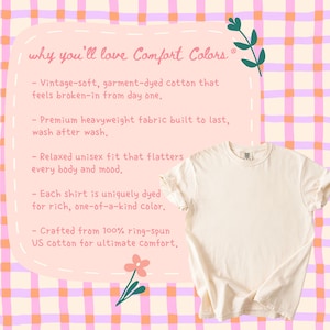 Puede incluir: Camiseta Comfort Colors color crema sobre un fondo a cuadros rosa y naranja. La imagen incluye texto que describe las caracter&iacute;sticas de la camiseta: algod&oacute;n suave, tejido resistente, corte relajado y te&ntilde;ido &uacute;nico.