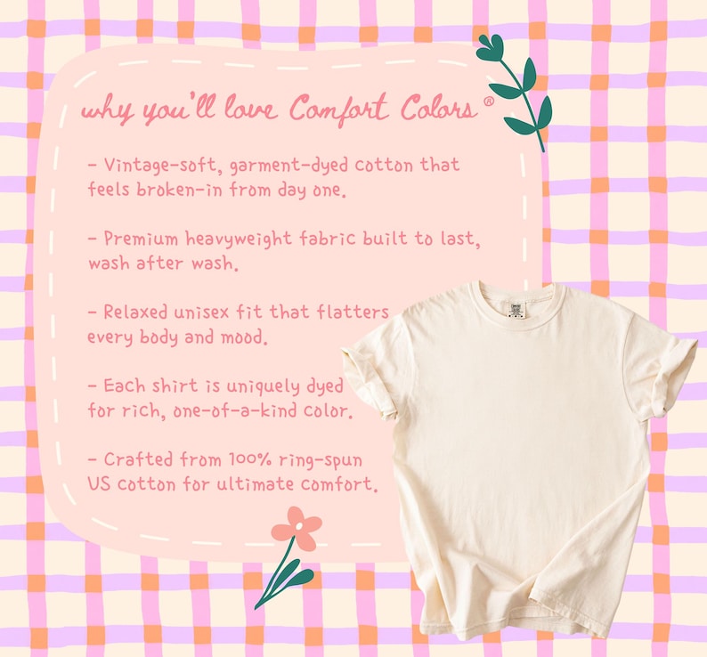 Puede incluir: Camiseta Comfort Colors color crema sobre un fondo a cuadros rosa y naranja. La imagen incluye texto que describe las caracter&iacute;sticas de la camiseta: algod&oacute;n suave, tejido resistente, corte relajado y te&ntilde;ido &uacute;nico.