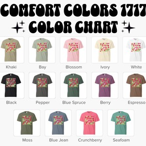 Op de afbeelding: Een kleurenkaart met t-shirts in diverse kleuren, waaronder Khaki, Bay, Blossom, Ivory en White. Elk shirt heeft een bloemenontwerp. De tekst "COMFORT COLORS 1717 COLOR CHART" staat bovenaan.