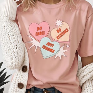 Maglietta unisex umoristica post-rottura - Senza etichetta, senza chiusura, solo trauma, design, regalo divertente per una situazione, stampa Gildan 5000 DTG