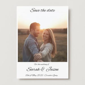 Może przedstawiać: Karta z zapowiedzią ślubu ze zdjęciem pary o zachodzie słońca. Tekst "Save the date" znajduje się na górze, z "For the wedding of Sarah & Jason" oraz datą i miejscem na dole.