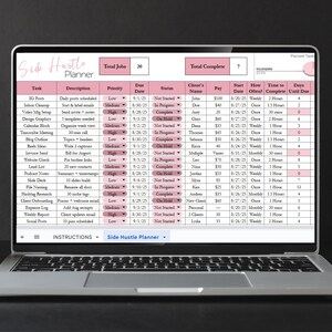 Może przedstawiać: Laptop z cyfrowym planem o nazwie "Side Hustle Planner". Plan zawiera opisy zadań, terminy, informacje o klientach i szacunki czasu. Ekran pokazuje szczeg&oacute;łową listę zadań do zarządzania projektami.