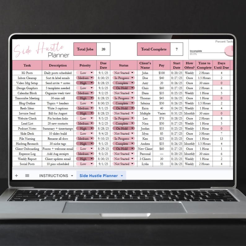 Może przedstawiać: Laptop z cyfrowym planem o nazwie "Side Hustle Planner". Plan zawiera opisy zadań, terminy, informacje o klientach i szacunki czasu. Ekran pokazuje szczeg&oacute;łową listę zadań do zarządzania projektami.