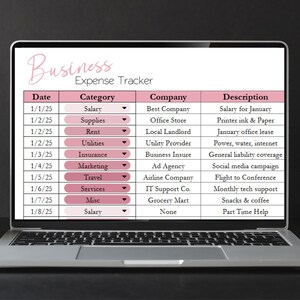 Pode incluir: Um ecr&atilde; de computador port&aacute;til exibe um rastreador de despesas rosa e branco intitulado "Business Expense Tracker". O rastreador inclui colunas para data, categoria, empresa e descri&ccedil;&atilde;o.