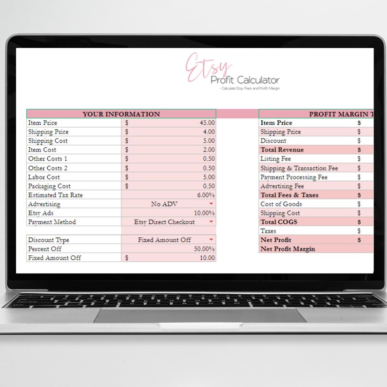 Op de afbeelding: Een laptopscherm waarop een spreadsheet te zien is met de titel "Etsy Profit Calculator". De spreadsheet is verdeeld in twee secties: "Uw informatie" en "Winstmarge". De sectie "Uw informatie" bevat velden voor de artikelprijs, de verzendprijs, de verzendkosten, de artikelkosten, andere kosten, arbeidskosten, verpakkingskosten, de geschatte belastingtarief, reclame, Etsy-advertenties, de betaalmethode, het kortingstype, de kortingsprijs en het vaste kortingsbedrag. De sectie "Winstmarge" bevat velden voor de artikelprijs, de verzendprijs, de korting, de totale omzet, de vermeldingsprijs, de verzend- en transactiekosten, de verwerkingskosten voor betalingen, de reclamekosten, de totale kosten voor kosten en belastingen, de kosten van goederen, de verzendkosten, de totale kosten van verkochte goederen, belastingen, de nettowinst en de nettowinstmarge.