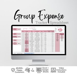 Può includere: Un monitor di computer che mostra un foglio di calcolo per il monitoraggio delle spese di gruppo con colonne rosa e bianche, righe per date, categorie e costi, un grafico a torta e una tabella riassuntiva. Sotto il monitor ci sono icone per clienti soddisfatti, una scheda, Excel e Google Sheets e istruzioni video.