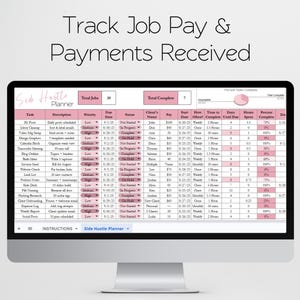 Może przedstawiać: Ekran komputera wyświetla "Side Hustle Planner" w r&oacute;żowo-białej kolorystyce. Arkusz kalkulacyjny śledzi wynagrodzenia i płatności za pracę, z kolumnami dla zadań, opis&oacute;w, termin&oacute;w i nazw klient&oacute;w. Tekst "Track Job Pay & Payments Received" znajduje się na g&oacute;rze.