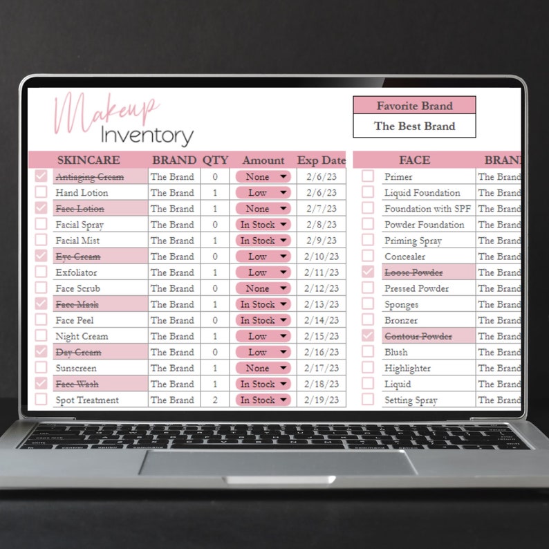 Pode incluir: Uma tela de laptop exibindo uma planilha digital de invent&aacute;rio de maquiagem. O documento apresenta colunas para produtos de cuidados com a pele e rosto, incluindo marca, quantidade, status e datas de validade, com cabe&ccedil;alhos rosa e caixas de sele&ccedil;&atilde;o.