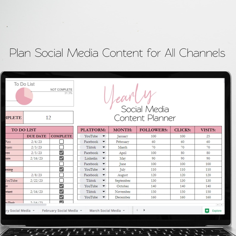 Może przedstawiać: Ekran laptopa wyświetlający r&oacute;żowo-biały planer treści medi&oacute;w społecznościowych z tytułem "Yearly Social Media Content Planner". Planer zawiera kolumny dla platformy, miesiąca, obserwujących, kliknięć i odwiedzin. Planer jest podzielony na sekcje dla każdego miesiąca roku.