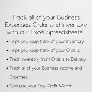 Op de afbeelding: Tekst op een witte achtergrond die luidt: "Track all of your Business Expenses, Order and Inventory with our Excel Spreadsheets!"  De tekst wordt gevolgd door een lijst met opsommingstekens: "Helps you keep track of your Inventory", "Helps you keep track of your Orders", "Track Inventory from Orders to Delivery", "Track all of your Business Income and Expenses" en "Calculate your Etsy Profit Margin".