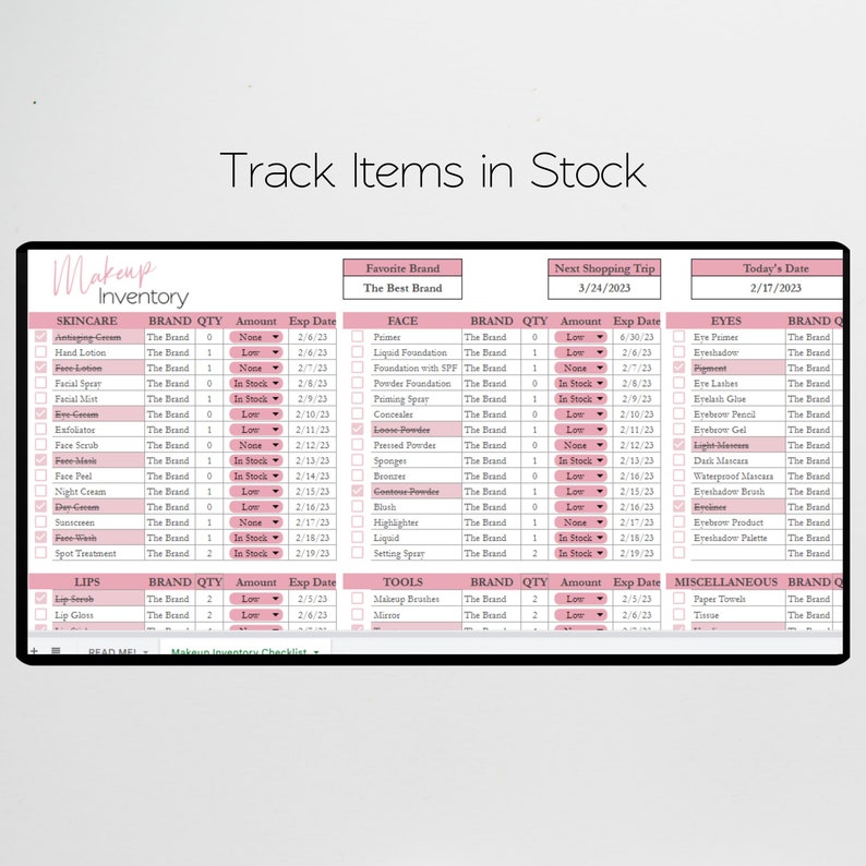 Pode incluir: Uma planilha digital de invent&aacute;rio de maquiagem intitulada Track Items in Stock. A tabela inclui colunas para cuidados com a pele, rosto, olhos, l&aacute;bios, ferramentas e diversos, com linhas rosas para marca, quantidade e datas de validade.