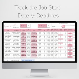Może przedstawiać: Monitor komputera wyświetlający r&oacute;żowo-biały arkusz kalkulacyjny zatytułowany "Side Hustle Planner". Arkusz śledzi daty rozpoczęcia zadań, terminy i postępy, z kolumnami dla opis&oacute;w zadań, termin&oacute;w i informacji o klientach.