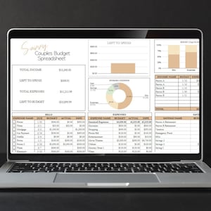K&ouml;nnte beinhalten: Ein Laptop-Bildschirm zeigt eine Tabellenkalkulation mit dem Titel "Savvy Couples Budget Spreadsheet". Die Tabellenkalkulation zeigt Einkommens-, Ausgaben- und Spar Kategorien mit entsprechenden Dollarbetr&auml;gen. Die Tabellenkalkulation enth&auml;lt auch ein Kreisdiagramm, das einen &Uuml;berblick &uuml;ber die Ausgaben zeigt.