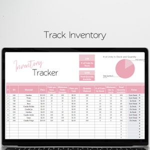 Op de afbeelding: Een laptopscherm dat een spreadsheet toont met de titel "Inventory Tracker". De spreadsheet wordt gebruikt om de voorraadniveaus bij te houden voor verschillende materialen voor het maken van kaarsen, waaronder lucifers, geurstoffen, kaarsenhouders, kaarsenpotten, kaarsvormen en kaarsverpakkingen. De spreadsheet bevat kolommen voor artikel-ID, materiaal, prijs, eenheden per besteld artikel, minimale bestelhoeveelheid, prijs per eenheid, bestelde hoeveelheid, aantal eenheden op voorraad, minimale hoeveelheid op voorraad, totale hoeveelheid op voorraad en status.