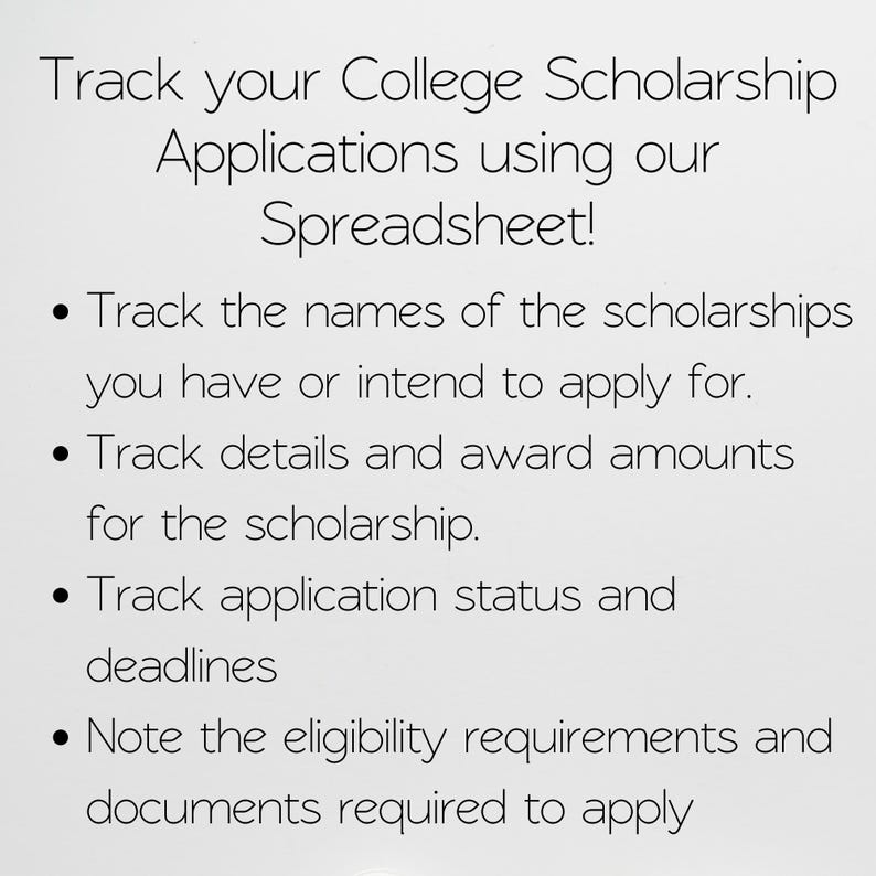 Puede incluir: Un fondo blanco con texto negro que dice "Track your College Scholarship Applications using our Spreadsheet!" y cuatro vi&ntilde;etas con instrucciones sobre c&oacute;mo usar una hoja de c&aacute;lculo para realizar un seguimiento de las solicitudes de becas universitarias.